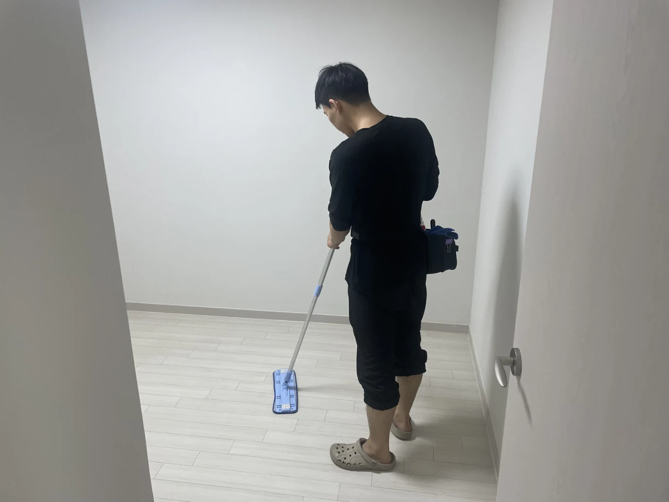 바닥·배수구 실제 청소 작업
